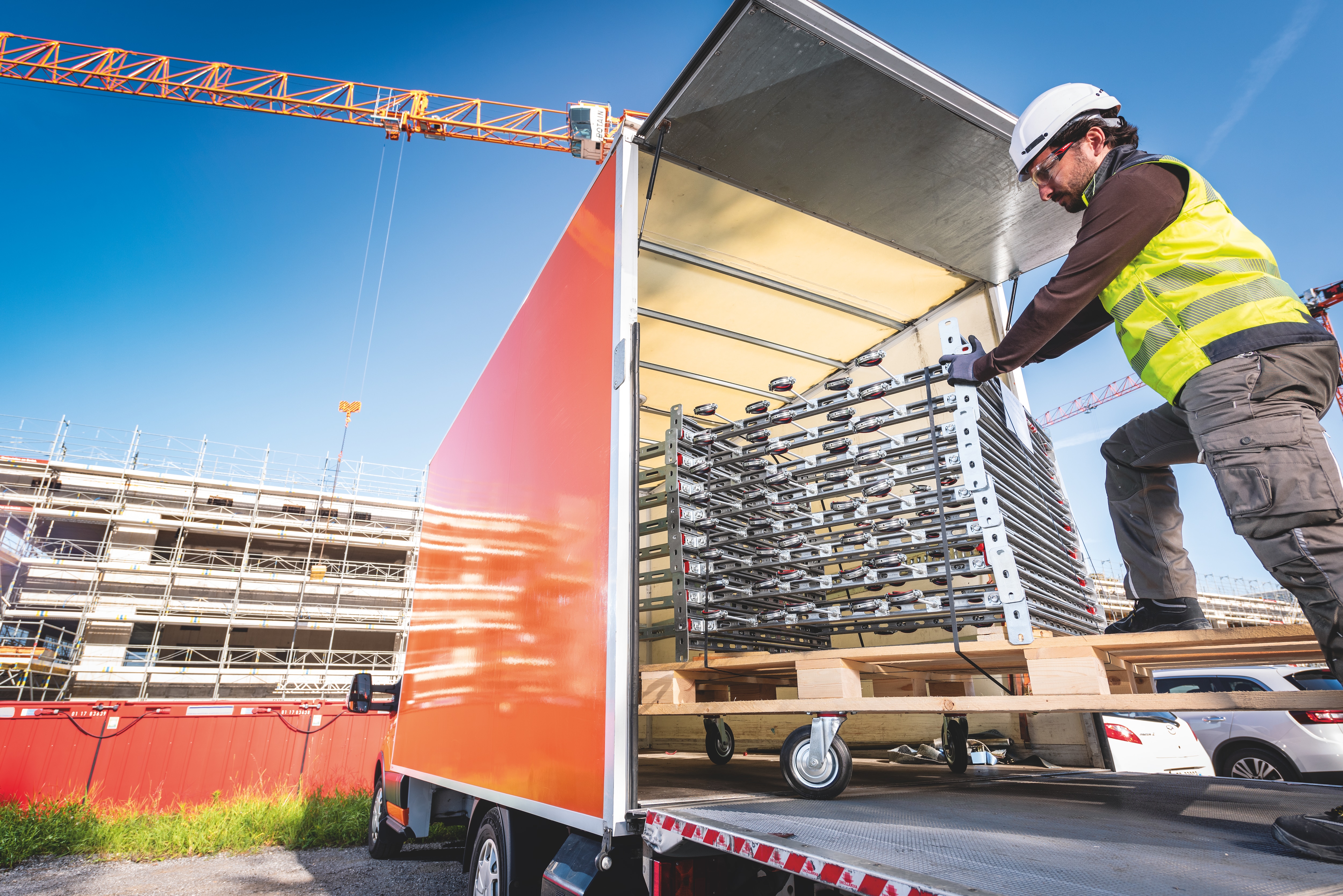 Pracovník vykládá prefabrikované moduly z kamionu