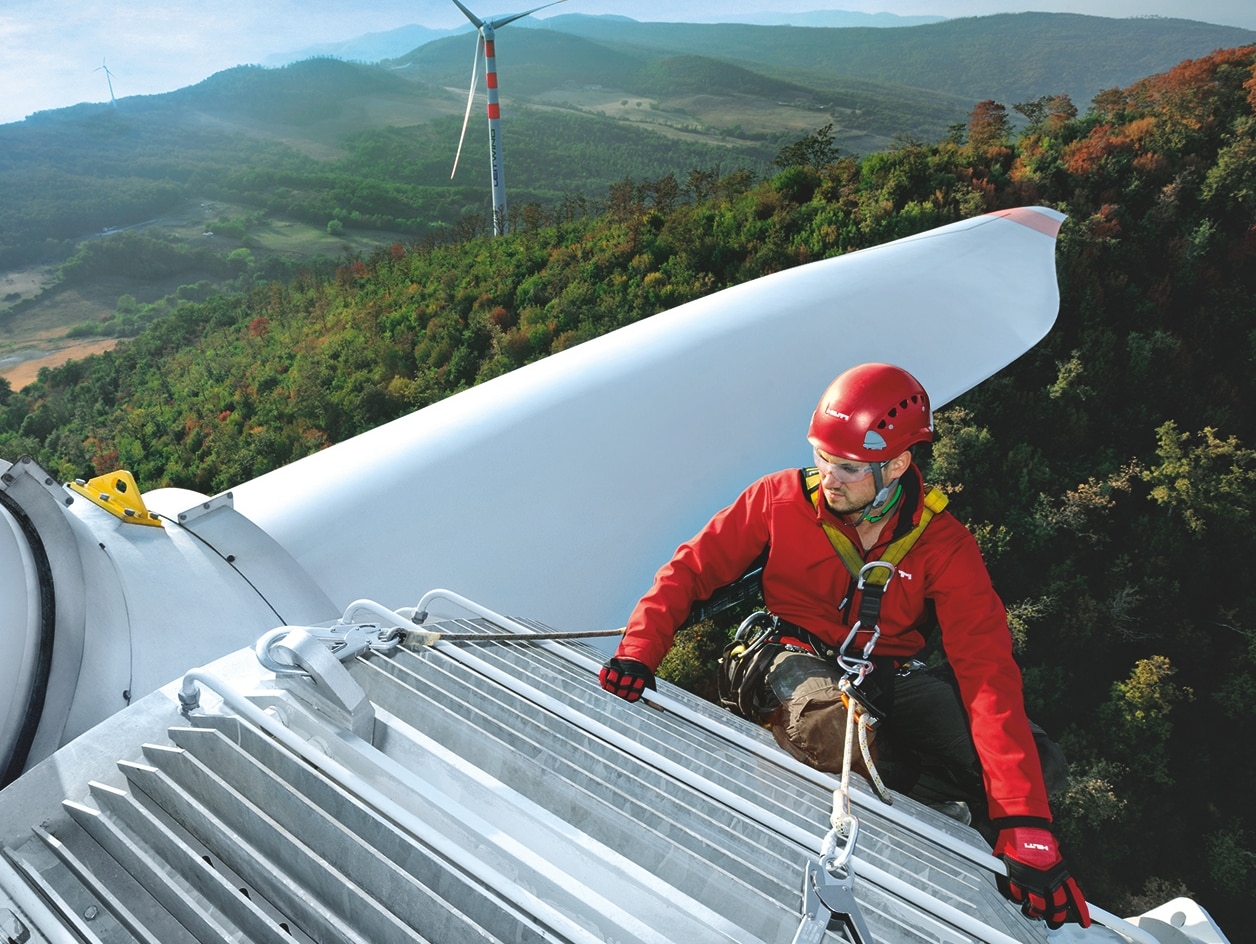 Hilti technik ve výšce na větrné elektrárně