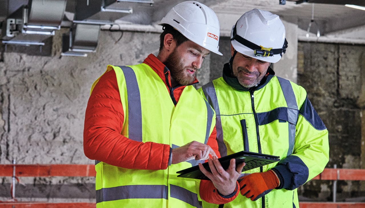 Obchodní zástupce Hilti vysvětluje zákazníkovi aplikaci Hilti Channel Calculator.