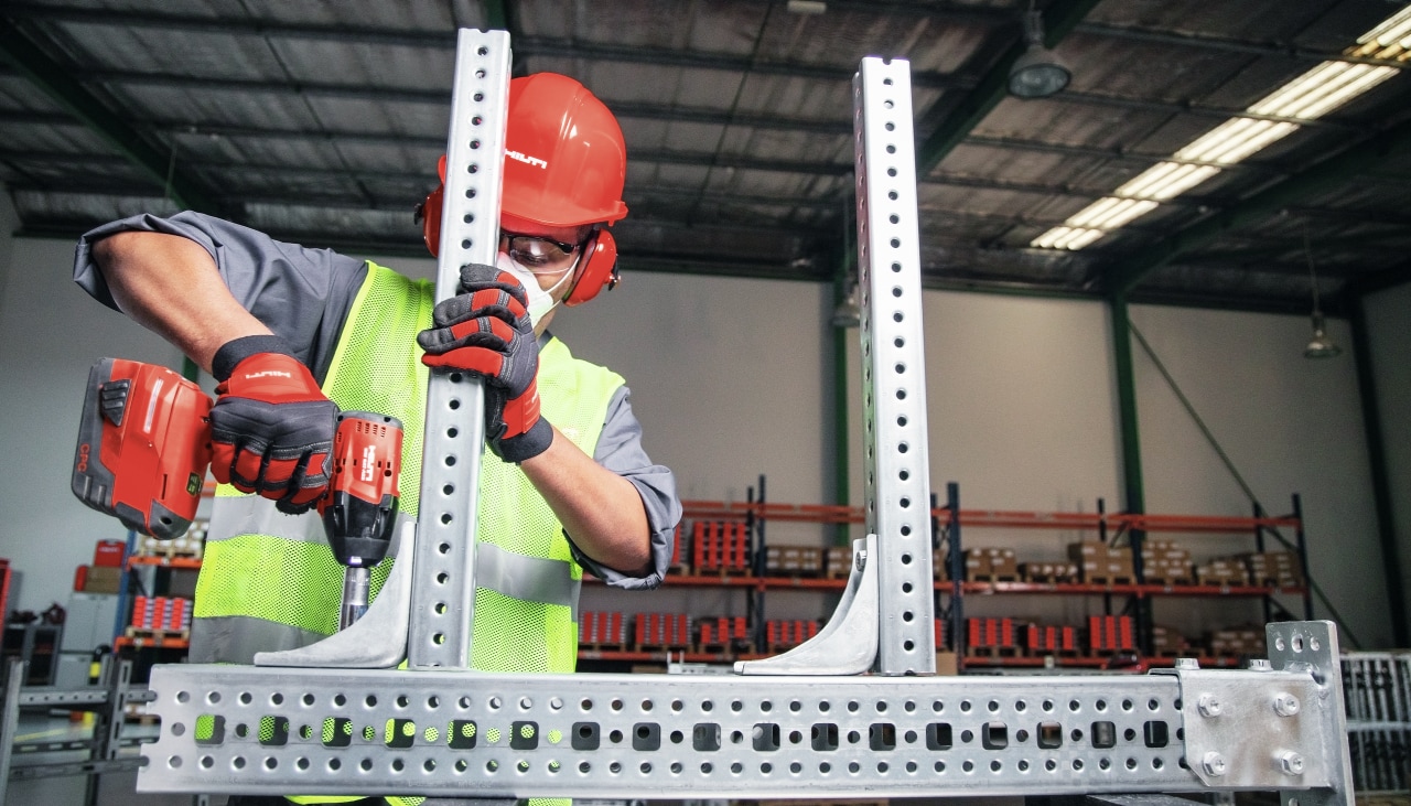 instalace modulárního systému MT pracovníkem Hilti