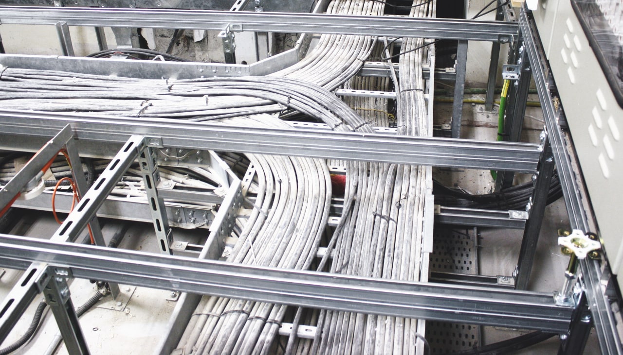 systém zdvojené podlahy s integrovaným kabelovým rozvodem