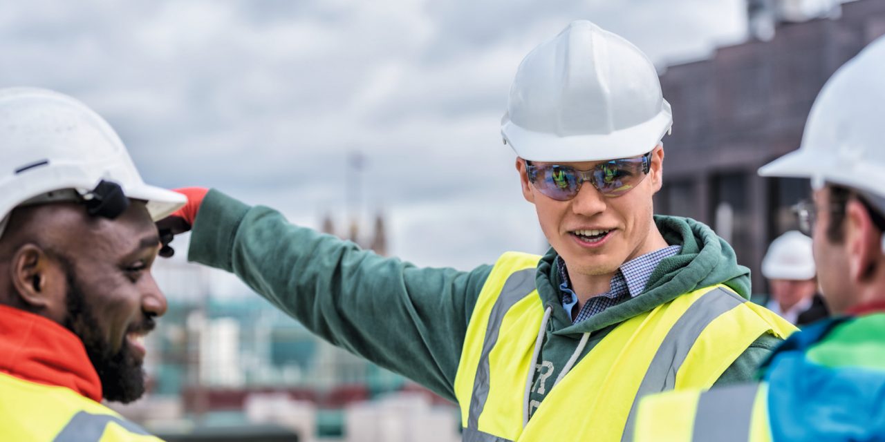 Hilti inženýr poskytující poradenství zákazníkovi na místě