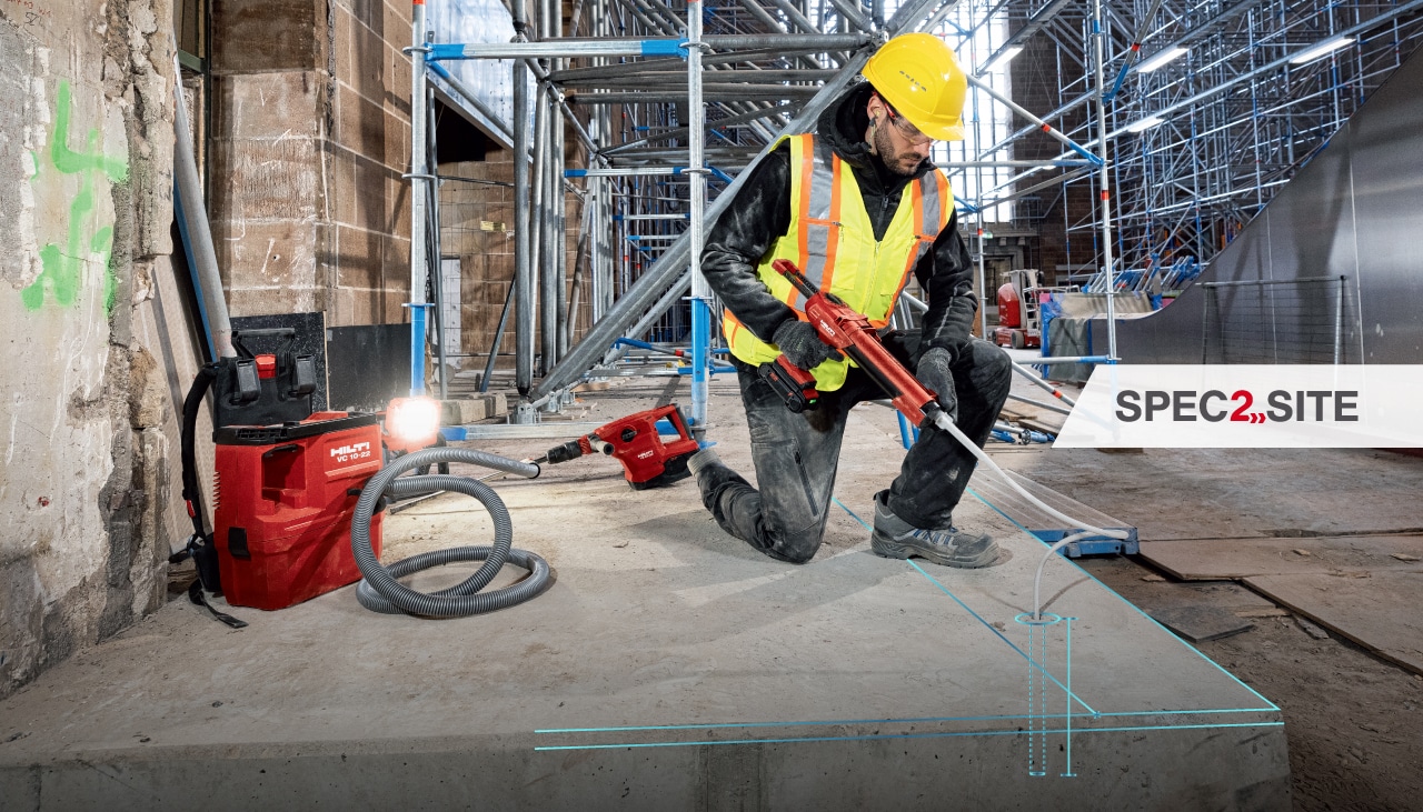 Pracovník vstříkne epoxidovou kotvu do otvoru pomocí dávkovače Hilti