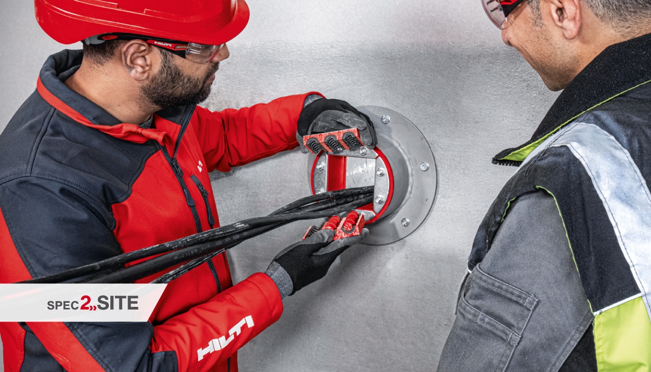 Technik Hilti předvádí zákazníkovi požární objímku v elektroinstalaci