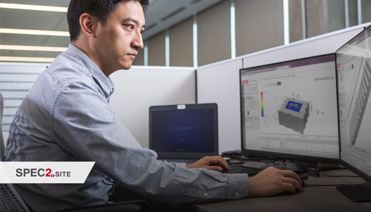 Inženýr pracuje se softwerem PROFIS Engineering