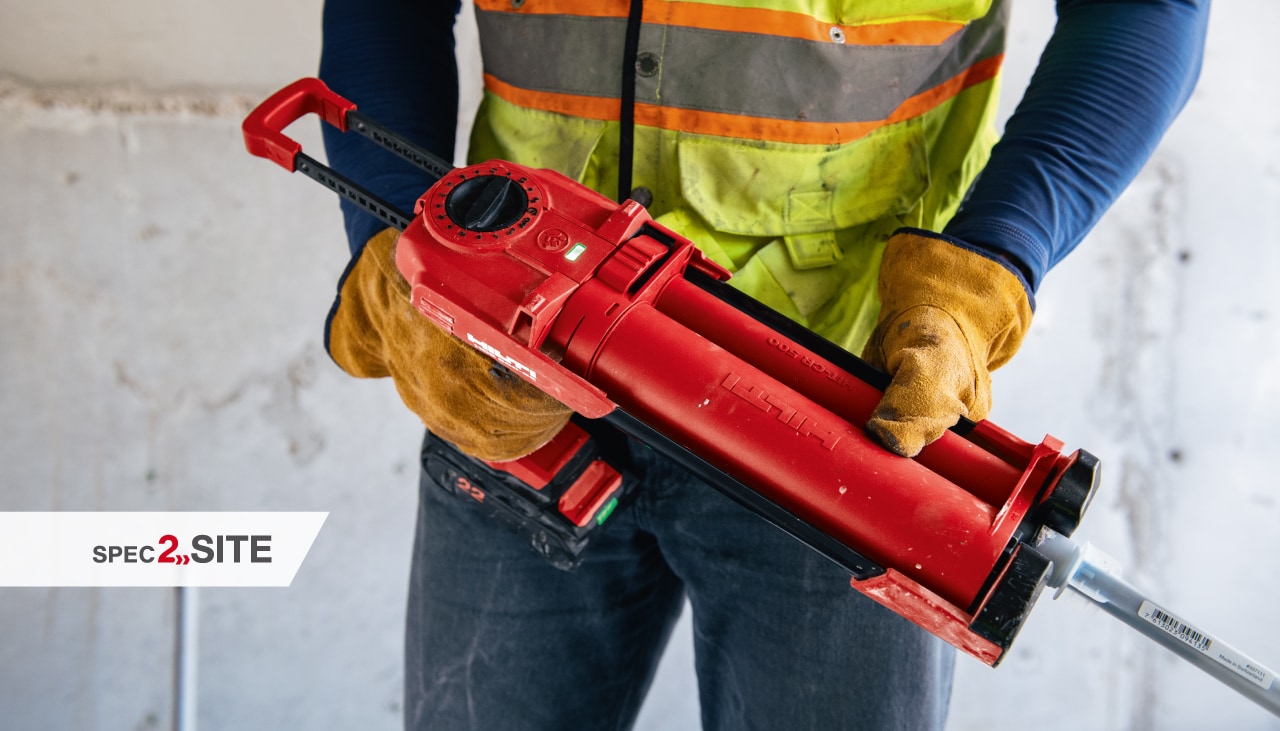 Dodavatel instaluje kotvu do betonu