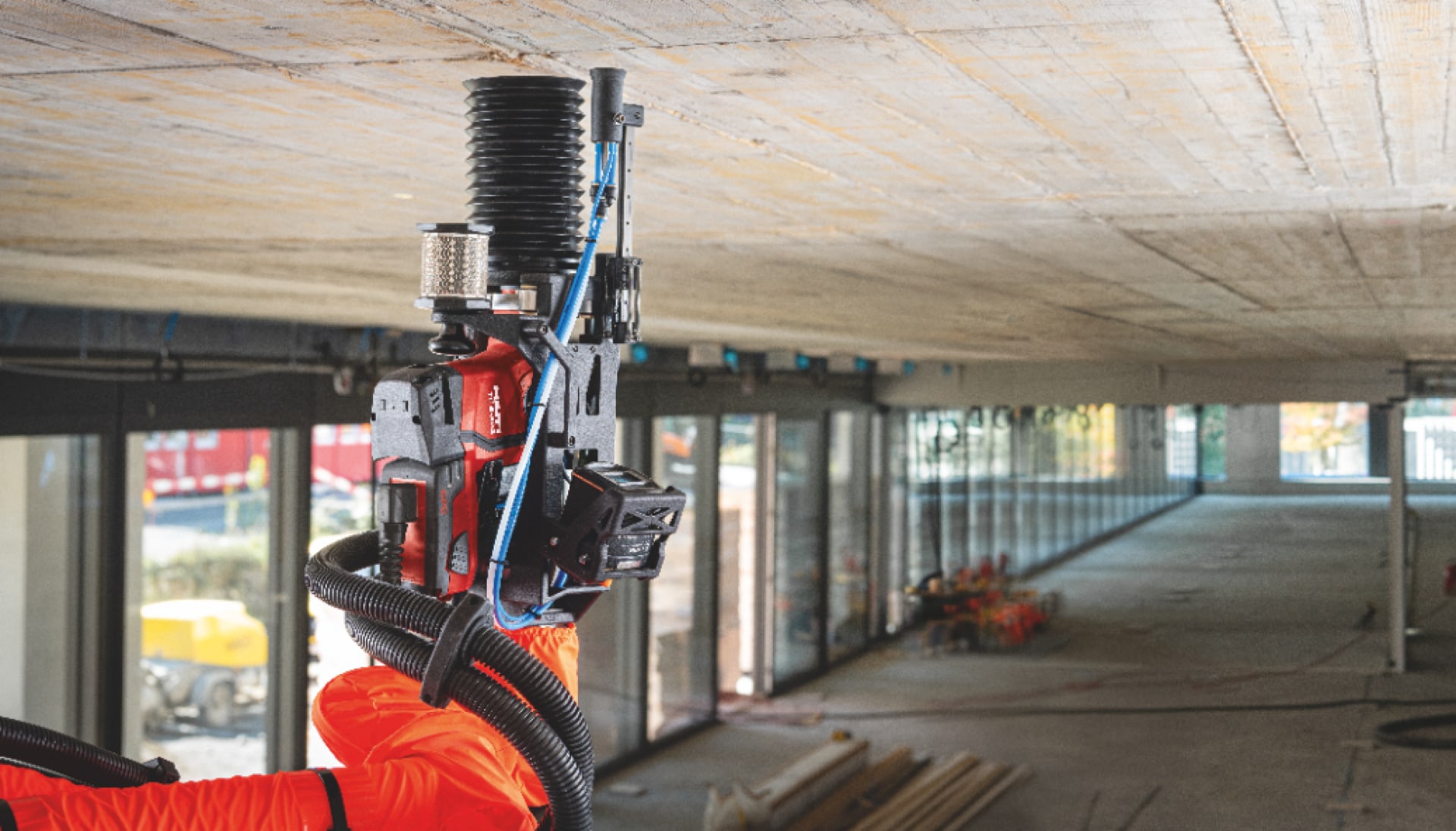 Vrtání do betonového stropu pomocí stavebního robota