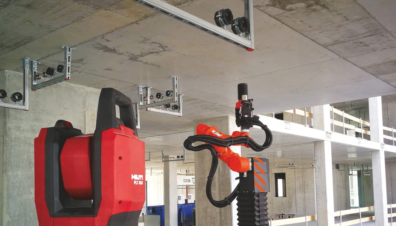 Stavební totální stanice Hilti spolu s Hilti Jaibotem na stavbě