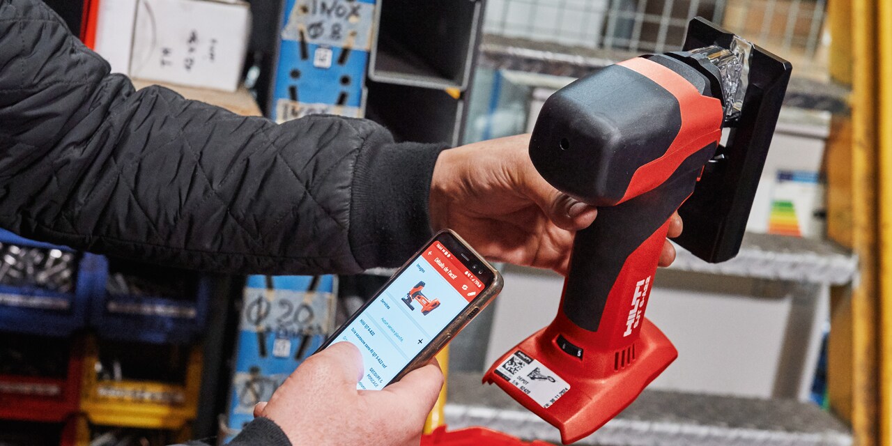 Osoba skenující QR kód na stroji pomocí aplikace On!Track