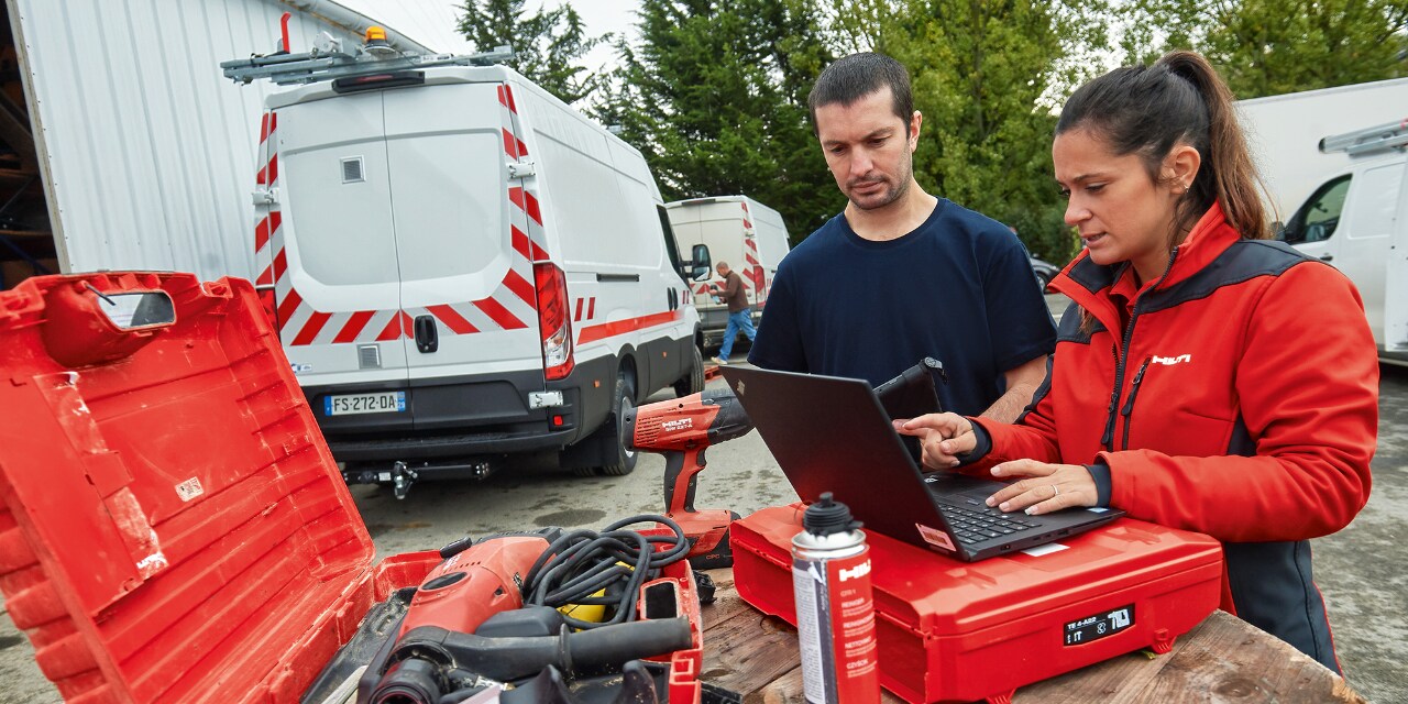 Hilti konzultant vysvětluje řešení ON!Track