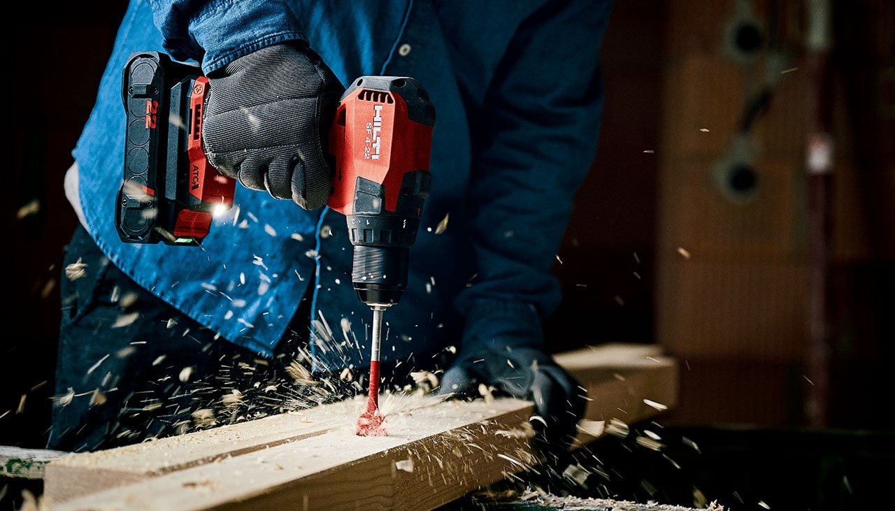 Aku šroubovák Hilti vrtá do dřeva