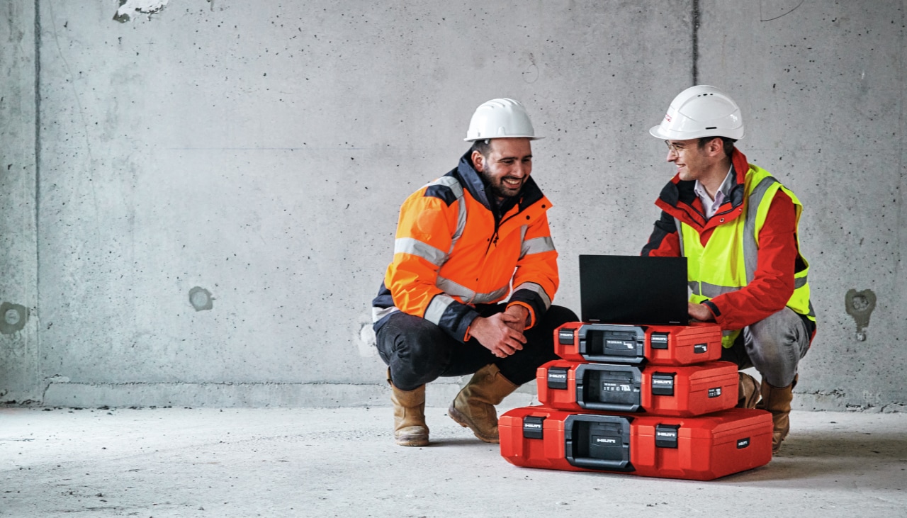 Pracovník s Hilti obchodním poradcem