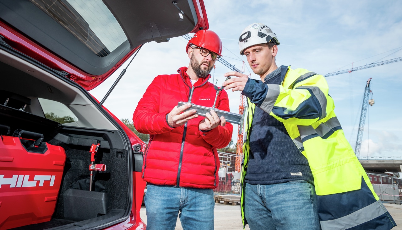 Hilti pracovník se zákazníkem u auta