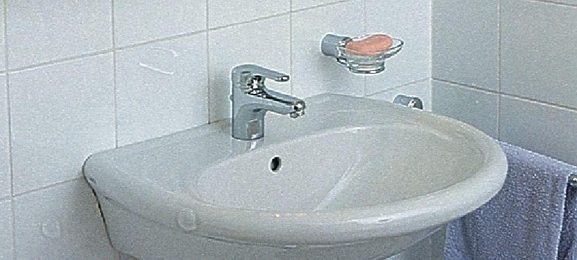 Plastová hmoždinka HUD-1 Ekonomické univerzální plastové hmoždinky pro lehké kotvení ve stěnách z plných i dutých cihel Použití 1