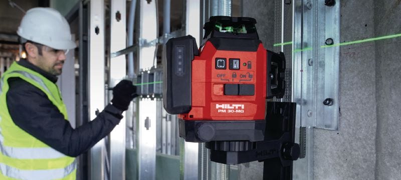 Zelený multiliniový laser PM 30-MG Kompaktní multiliniový laser – 3x360° samonivelační zelené linie umožňují rychlejší nivelaci, vyrovnávání a kontrolu pravoúhlosti (s 12V platformou baterií) Použití 1