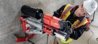 Diamantový jádrový vrtací stroj DD 250-CA Výkonný diamantový vrtací stroj s volitelným automatickým systémem Cut Assist (není součástí balení) pro vrtání velmi malých až velkých otvorů o průměru 12–500 mm Použití 1