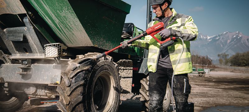 PC 2-22 akumulátorový tlakový čistič Přenosný tlakový čistič s pracovním tlakem 40 bar (580 PSI) pro lehké čištění na staveništích (platforma akumulátoru Nuron) Použití 1