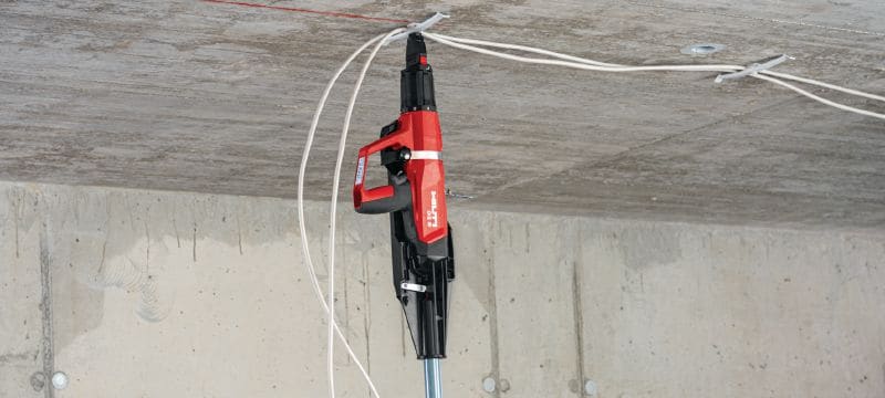 Sada s prachem poháněnou hřebíkovačkou DX 6 Plně automatická prachem poháněná hřebíkovačka – sada na stěny a bednění Použití 1