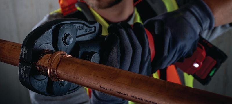 Hydraulické lisovací kleště na potrubí NPR 19-22 Kompaktní, lehké a rychlé akumulátorové nářadí na potrubí, kompatibilní s výměnnými lisovacími čelistmi poskytujícími sílu 19 kN (platforma baterie Nuron) Použití 1