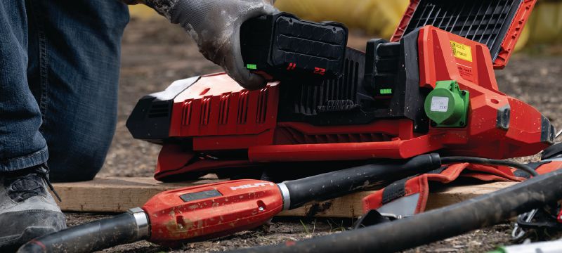 Vibrátor betonu NCV 10-22 k upevnění na záda Akumulátorový vibrátor betonu k upevnění na záda s bezuhlíkovým motorem pro zhutňování stěn, desek a základů (platforma baterie Nuron) Použití 1