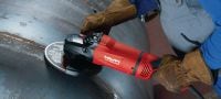 Úhlová bruska AG 230-24D 2400W úhlová bruska s bezpečnostním spínačem, otočnou rukojetí a uhlíkovým motorem s dlouhou životností, pro kotouče do 230 mm Použití 4