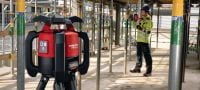 Venkovní rotační laser PR 2-HS A12 Robustní venkovní rotační laser s 360° ochranou proti nárazu a rychlonabíjecím Li-ion akumulátorem, pro horizontální aplikace a manuální sklony Použití 1