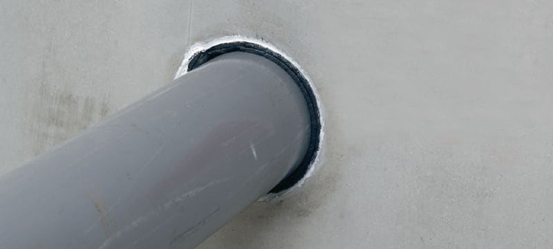 Samostatná protipožární zpěňující páska CP 648-S Předřezaná flexibilní protipožární zpěňující páska pomáhá vytvořit ohňovou a kouřovou bariéru okolo hořlavého potrubí Použití 1