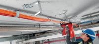 Kovový držák kabelů X-ECH-FE MX Kovový držák kabelových svazků pro použití s páskovanými hřeby nebo kotvami na stropy a stěny Použití 1