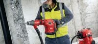 Kombinované kladivo TE 70-ATC/AVR Velmi výkonné kombinované kladivo SDS-Max (TE-Y) s nízkými vibracemi pro náročné vrtání a sekání do betonu Použití 3