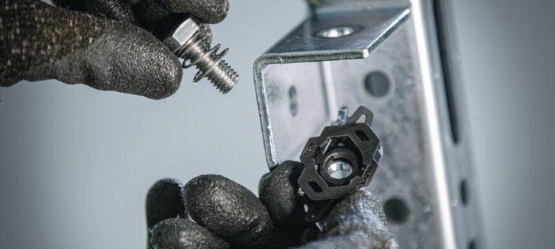 MT-C-LL1 FL Předmontovaný úhelník Pravoúhlá spojka s předmontovanou maticí Fast-Lock a čepem pro montáž konstrukcí vzpěrných kanálů. Použití 1