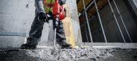 Akumulátorové vrtací kladivo TE 50-22 Kompaktní akumulátorové vrtací kladivo SDS Max (TE-Y) s nižší hmotností, větším výkonem a menšími vibracemi pro vrtání a sekání do betonu (akumulátor Nuron) Použití 3