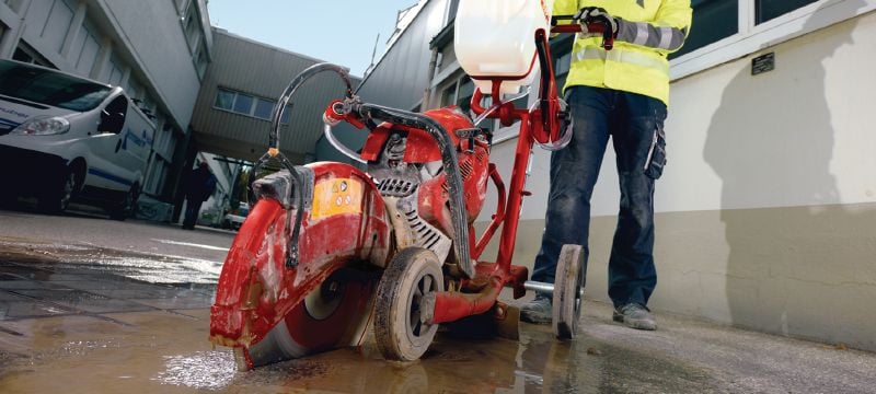 Rozbrušovací benzínová pila DSH 900-X (400 mm) Výkonná, benzínová rozbrušovací pila se snadno spustitelným motorem o zdvihovém objemu 87 cm3 a s automatickým sytičem - max. průměr kotouče 400 mm pro řezání do hloubky 150 mm Použití 1