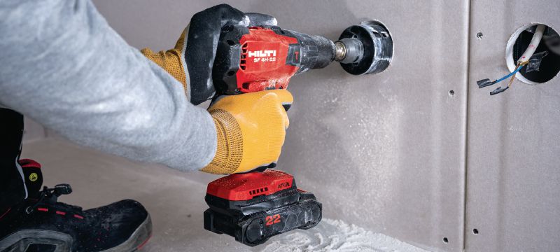 Akumulátorový vrtací šroubovák s příklepem SF 4H-22 Akumulátorový vrtací šroubovák s příklepem kompaktní třídy s aktivní kontrolou krouticího momentu pro každodenní vrtání a šroubování, zejména v obtížně dosažitelných místech (platforma baterie Nuron) Použití 1
