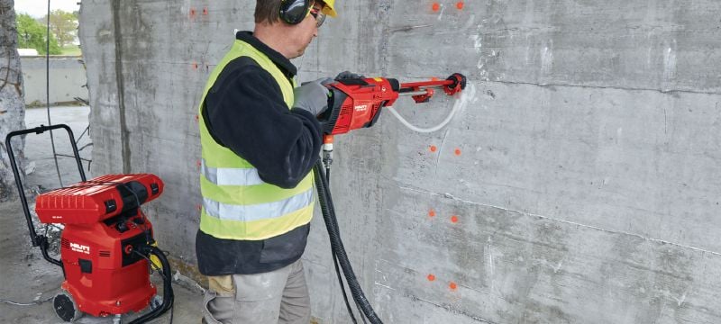 Diamantový jádrový vrtací stroj DD 30-W Kompaktní, lehký diamantový jádrový vrtací stroj pro mokré ruční jádrové vrtání otvorů pro kotvy k těžkému kotvení a výztuže v rozsahu průměrů 8–35 mm (5/16 – 1-3/8) Použití 1