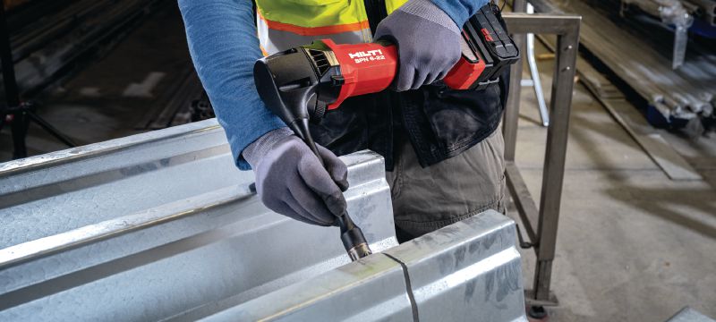 Akumulátorový prostřihovač SPN 6-22 RL Vysoce výkonný akumulátorový prostřihovač s dlouhým hrdlem pro stříhání vlnitých a trapézových plechů vyšší rychlostí a při minimálních deformacích (platforma baterie Nuron) Použití 1