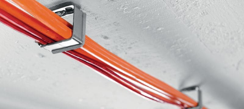 Kovový držák kabelů X-ECH-FE MX Kovový držák kabelových svazků pro použití s páskovanými hřeby nebo kotvami na stropy a stěny Použití 1