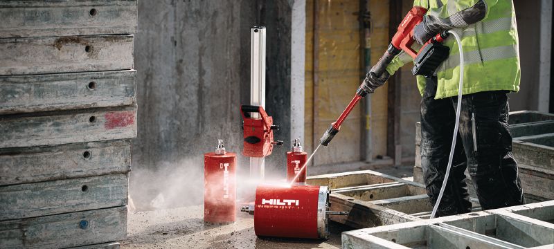 PC 2-22 akumulátorový tlakový čistič Přenosný tlakový čistič s pracovním tlakem 40 bar (580 PSI) pro lehké čištění na staveništích (platforma akumulátoru Nuron) Použití 1