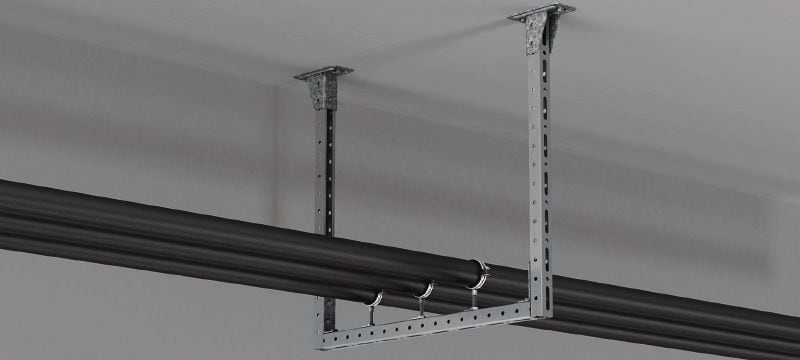 MT-C-L2E FL OC Předmontovaný rohový úhelník Prodloužený zesílený úhelník s předmontovanou maticí Fast-Lock a čepem pro montáž lehkých konstrukcí vzpěrných kanálů, pro venkovní použití s nízkým znečištěním. Použití 1
