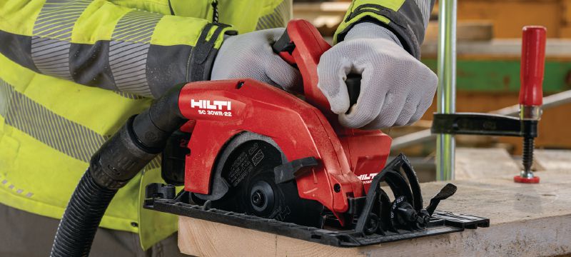 SC 30WR-22 Akumulátorová okružní pila Akumulátorová okružní pila s extrémním rozsahem hloubky řezu pro přesné řezy do hloubky až 70 mm (platforma akumulátoru Nuron) Použití 1