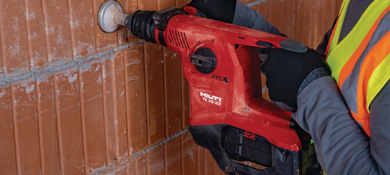 Akumulátorové vrtací kladivo TE 30-22 Výkonné akumulátorové vrtací kladivo SDS Plus (TE-C) s aktivním omezováním vibrací a aktivní kontrolou krouticího momentu pro vrtání do betonu a sekání (akumulátorová platforma Nuron) Použití 1