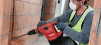 TE 50-AVR Kombinované kladivo Naše nejkompaktnější vrtací kladivo SDS Max (TE-Y), které je pro svou lehkost a ovladatelnost vhodné k pohodlnému vrtání a sekání do betonu, kamene a zdiva Použití 1