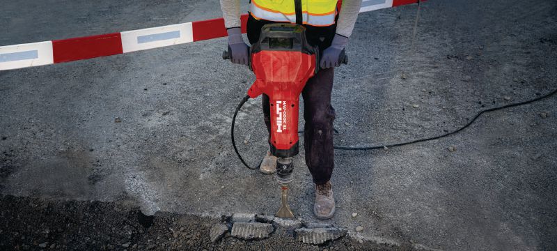 Masivní bourací kladivo TE 3000-AVR Výjimečně výkonné bourací kladivo pro náročné bourání betonu, řezání asfaltu, zemní práce a zatloukání zemních tyčí Použití 1