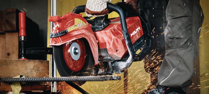 DSH 700-22 ATC Akumulátorová rozbrušovací pila (300 mm) Univerzální akumulátorová rozbrušovací pila se zadní rukojetí, pro řezání do 120 mm s 300mm kotoučem do betonu, zdiva a kovu (platforma baterie Nuron) Použití 1