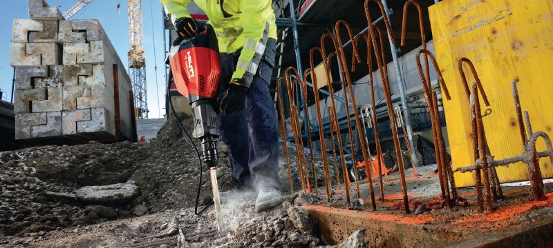 TE 1000-AVR TE-S Bourací kladivo Univerzální bourací kladivo pro bourání nebo sekání podlah a příležitostné použití na stěnách (s univerzálním napájecím kabelem). Použití 1