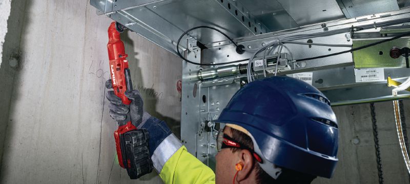 Pravoúhlý rázový utahovák SIW 4R-22 3/8 Kompaktní pravoúhlý akumulátorový rázový utahovák k dosažení těžko přístupných míst Použití 1