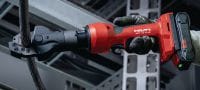 NCT 25 S-22 Akumulátorový řezač kabelů ACSR a nosných lan Akumulátorový hydraulický řezač na kabely ACSR a nosná lana (platforma baterie Nuron) Použití 1