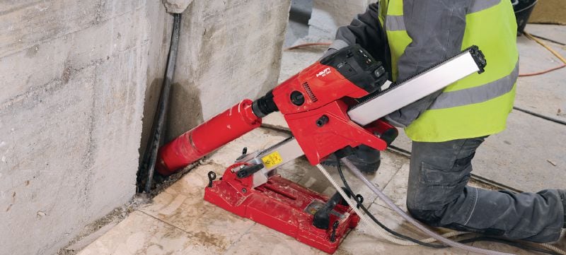 Diamantový jádrový vrtací stroj DD 160 Kompaktní, avšak výkonný diamantový jádrový vrtací stroj pro jádrové vrtání do betonu ve stojanové verzi rozsahu průměrů 25-202 mm (31/32 - 7-15/16) Použití 1