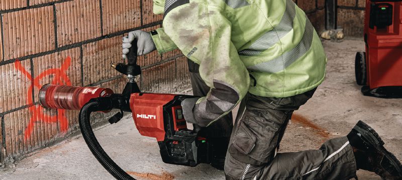 DD 150-U-22 Akumulátorový jádrový vrtací stroj Akumulátorový diamantový jádrový vrtací stroj pro ruční vrtání nebo vrtání se stojanem od 52 do 162 mm do betonu nebo do 252 mm do zdiva (baterie Nuron) Použití 1