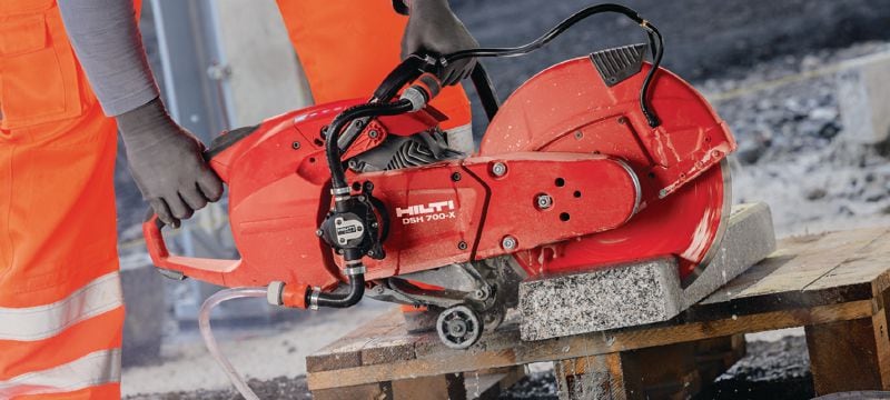 Rozbrušovací benzínová pila DSH 700-X Všestranná ruční benzínová pila se zdvihovým objemem 70 cm3, zadní rukojetí a automatickým sytičem – řezání do hloubky 125 mm Použití 1