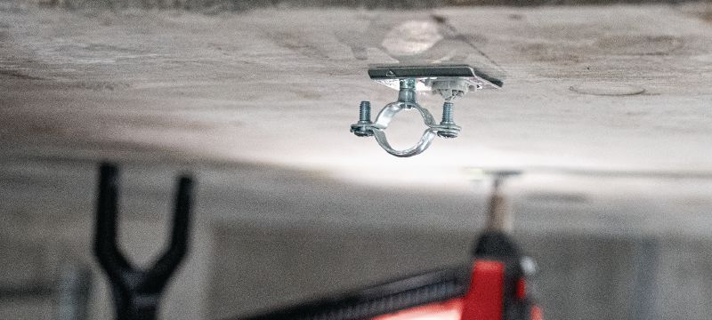 Závitová příchytka X-TH Příchytka se závitovým čepem pro nenáročné elektrikářské a instalatérské upevnění na stropě pomocí páskovaných hřebů Použití 1
